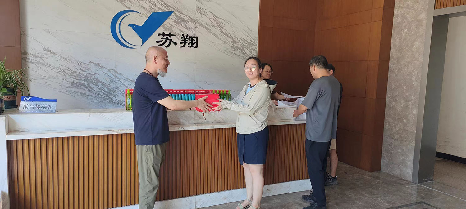 公司、工会领导慰问奋战在一线高温环境中的员工